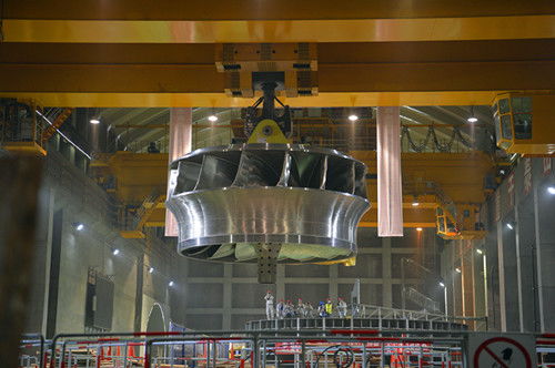 东方电气研制的全球首台百万千瓦水电机组精品转轮成功吊装
